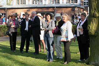 GCD-Mitglieder im F&uuml;hrring von Hoppegarten  - Foto: Sandra Scherning